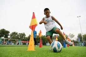 为什么三垒手在防守偷袭触击球时需要具备极其爆发力的第一步